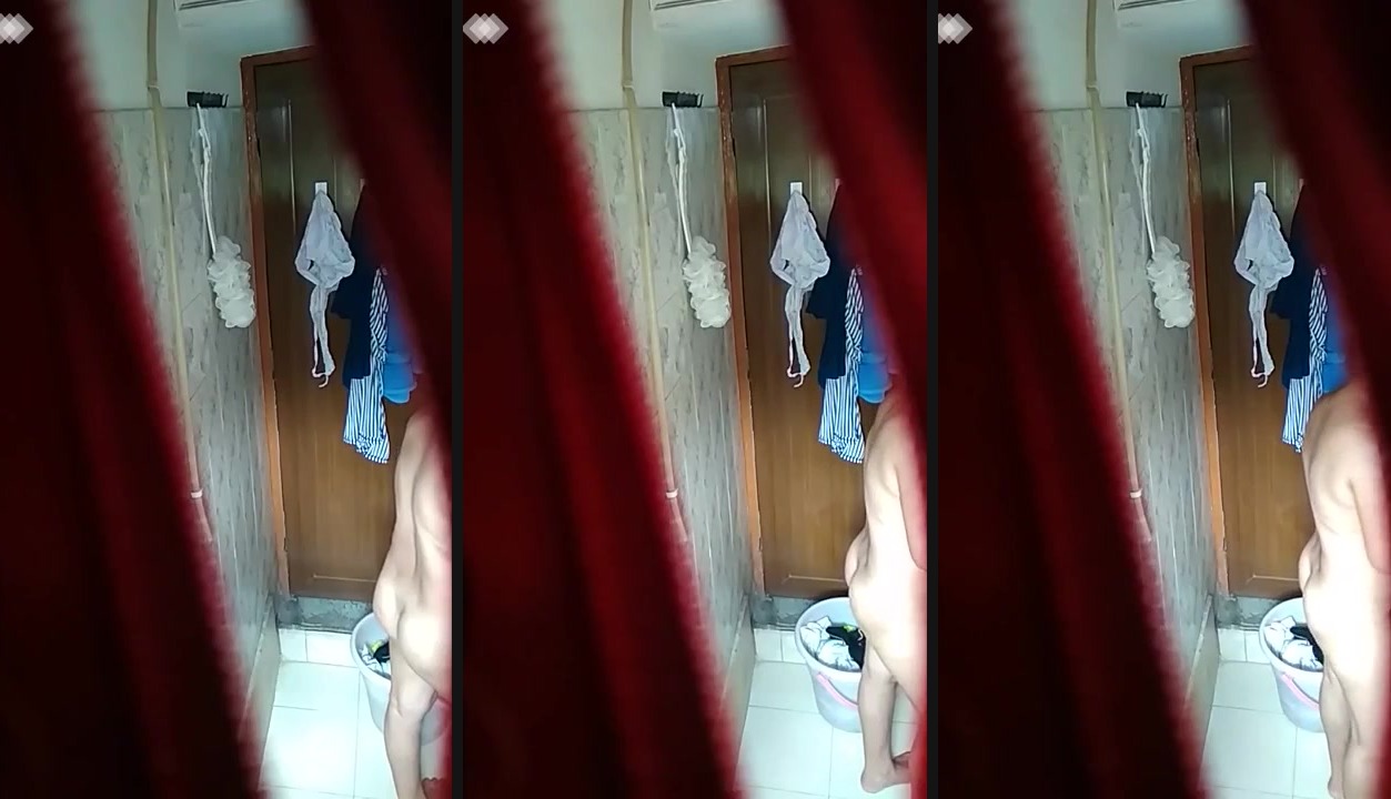 Hidden cam Desi bath video | This is extended footage of hidden cam video which was posted yesterday in sinhalahub.