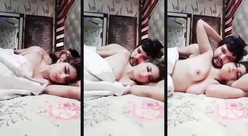 Karachi naked romance of mast beautiful kudi | Pakistani Karachi naked romance of mast beautiful kudi is in here. A very beautiful desi hottie from Karachi city Pakistan is getting exposed by her handsome lover on bed in hotel room.