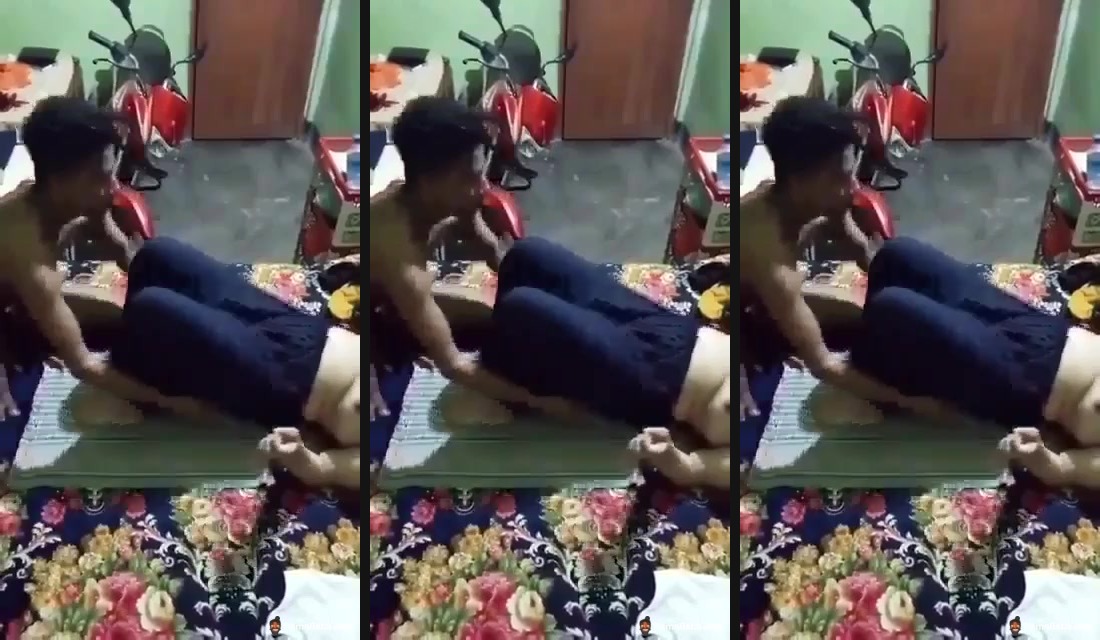 Young tenant tastes his house owner's boobs in Hindi bf