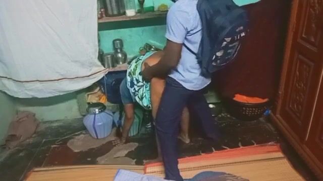 Bhojpuri college boy seduced by horny aunty and fucked hindi xxx video