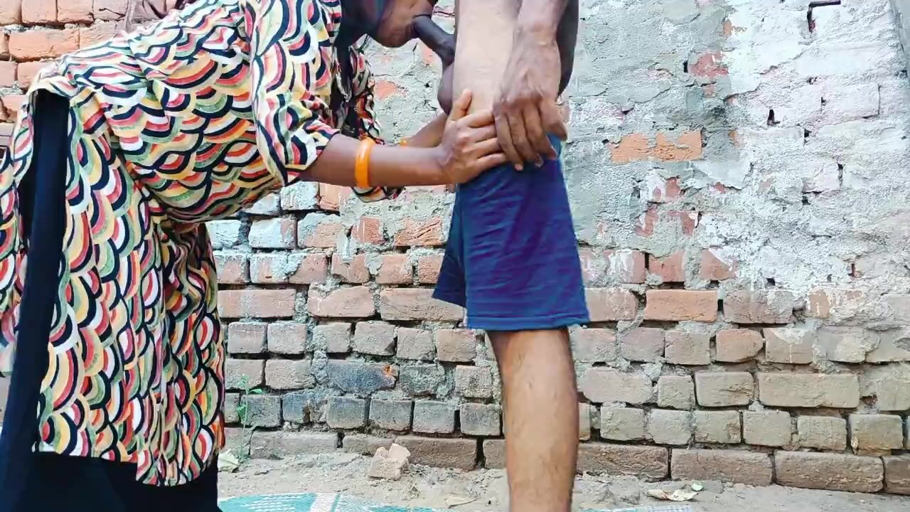 Bhojpuri slut bhabhi real outdoor chudai with young boy