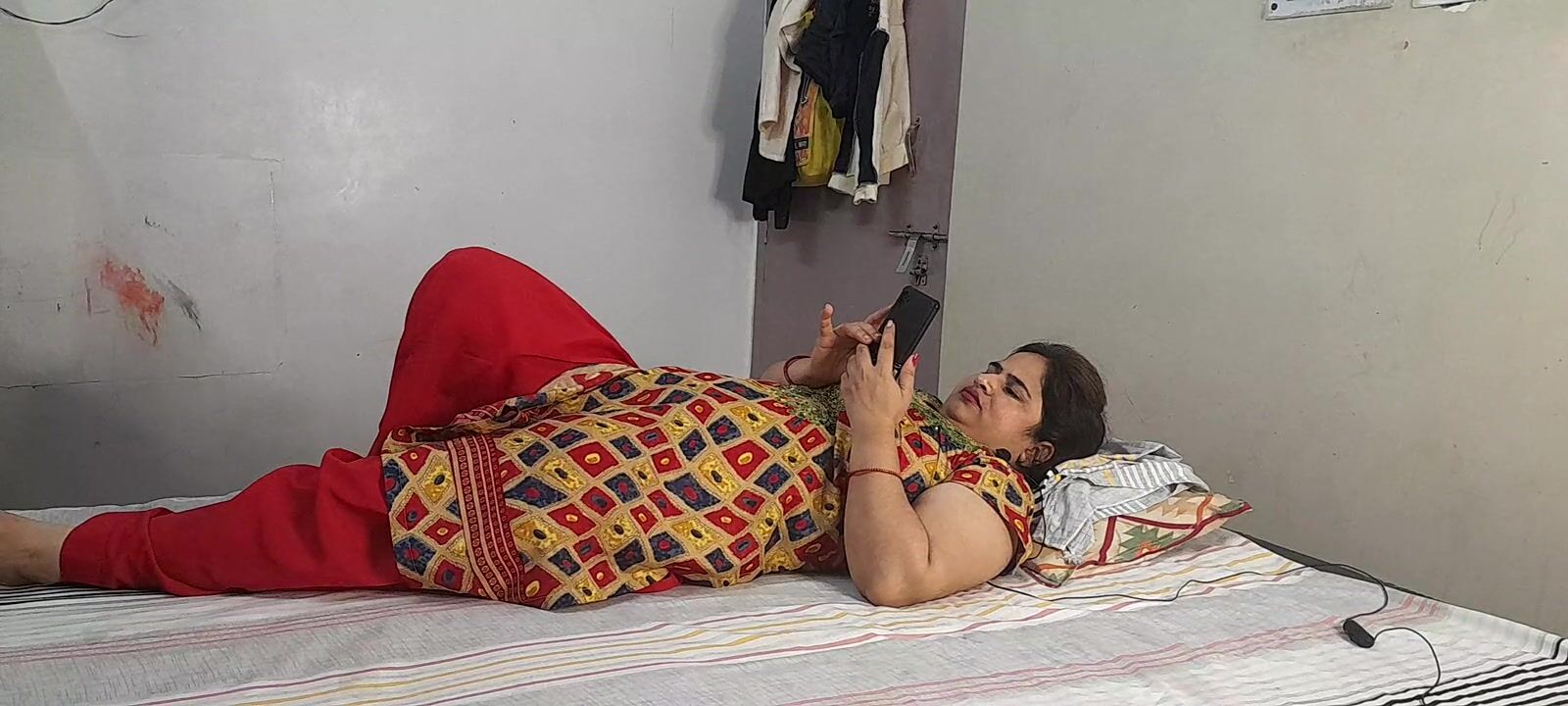 Chubby desi bhabhi in red saree password chudai with horny devar